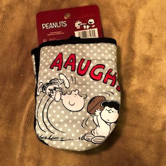 Peanuts (2pk) Oven Mitt Minis- Lucy Pulls the Football - Picture 1 of 1
